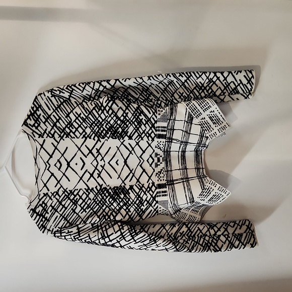 Mint condition black and white top - Picture 3 of 4